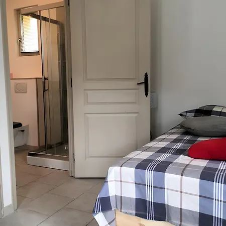 L'orchidée Au Bord De L'eau * Honfleur